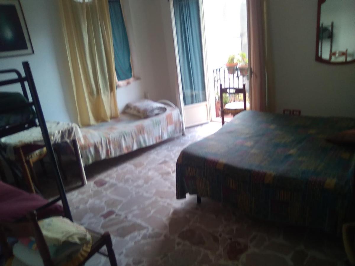 Room In Guest Room - Single Room With Shared Bathroom Taormina Bagian luar foto
